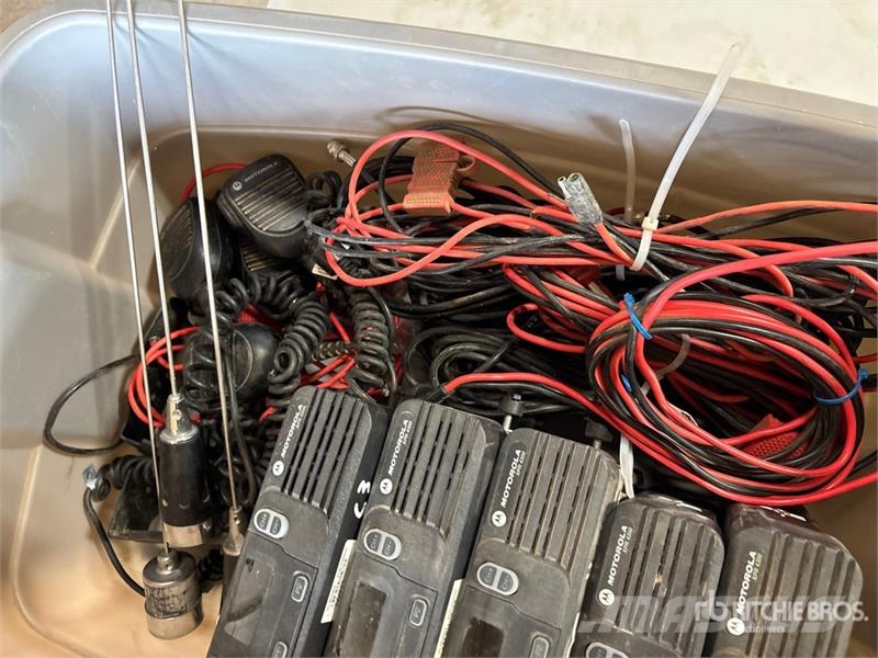 Quantity of (5) Motorola Radios Kiti naudoti statybos komponentai