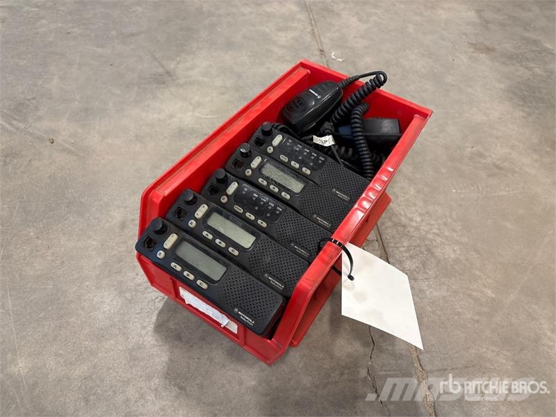 Quantity of (5) Motorola M1225 Truck Radios Autres accessoires