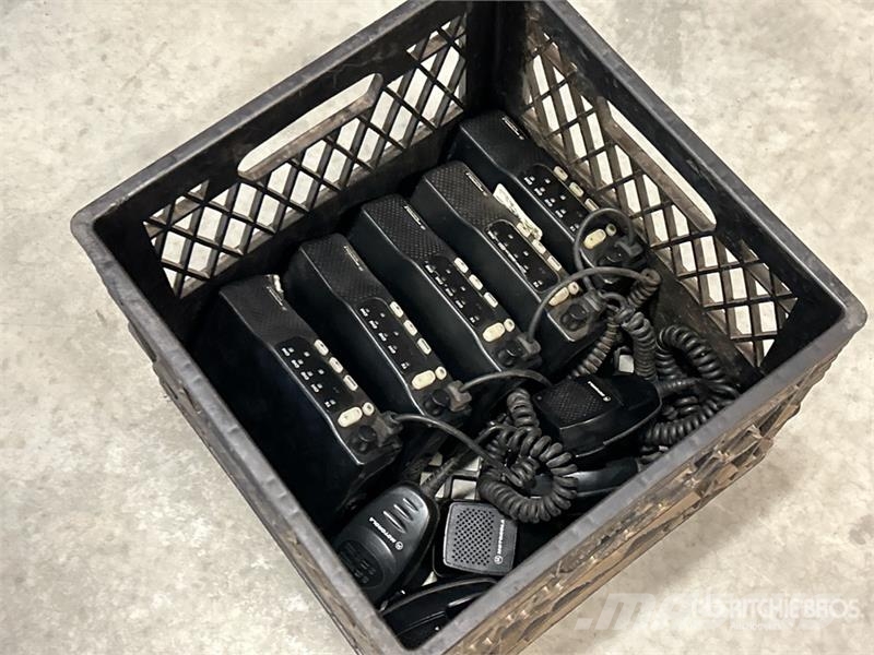 Quantity of (5) Motorola 2-Way Radios Ďalšie komponenty