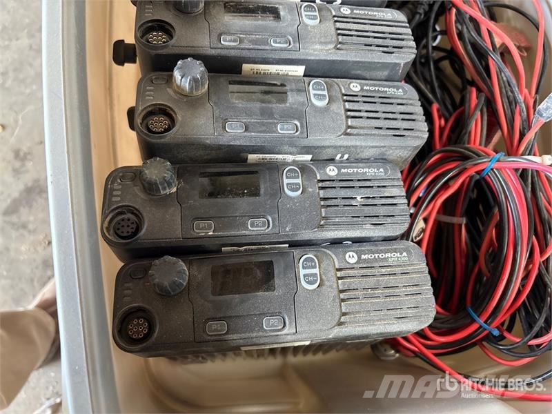 Quantity of (5) Motorola Radios Kiti naudoti statybos komponentai