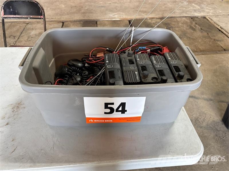 Quantity of (5) Motorola Radios Kiti naudoti statybos komponentai