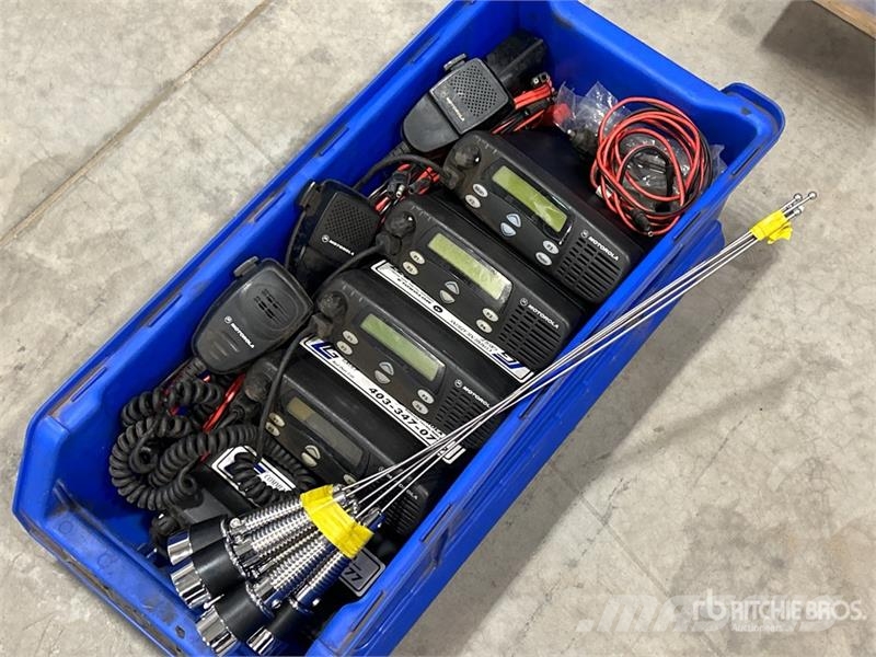 Quantity of (5) Motorola 2-Way Radios Ďalšie komponenty