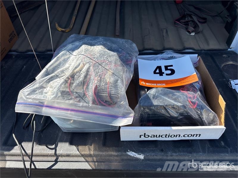 Quantity of (5) Radios Andre komponenter