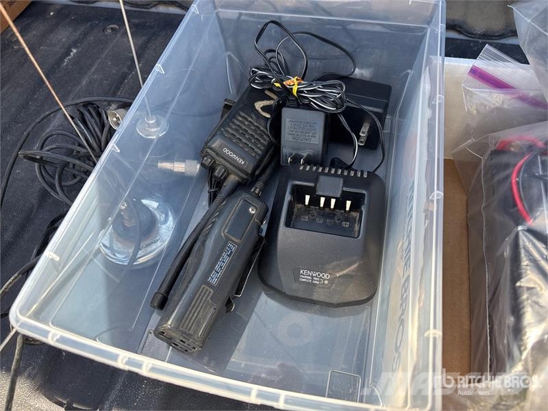 Quantity of (5) Radios Andre komponenter