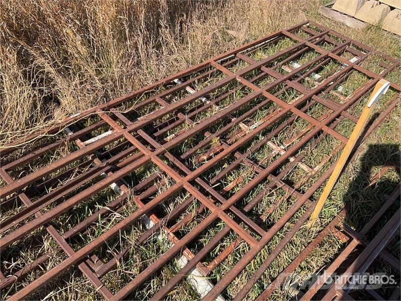  Quantity of (5) Steel . Livestock Gate ماكينات وملحقات مواش أخرى