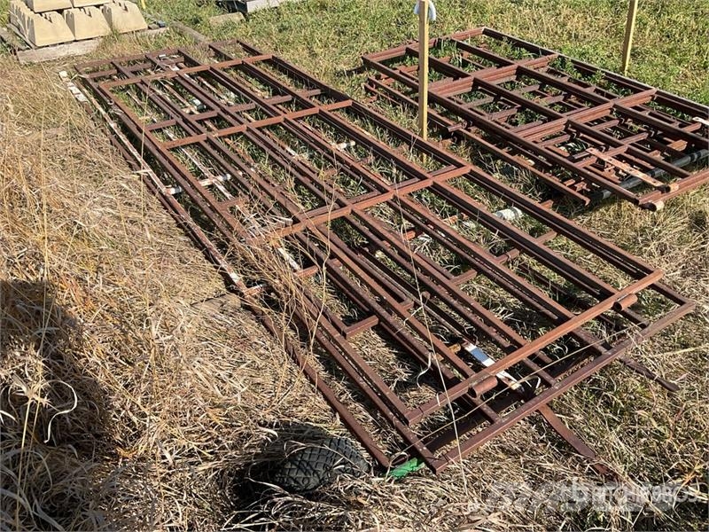  Quantity of (5) Steel . Livestock Gate ماكينات وملحقات مواش أخرى
