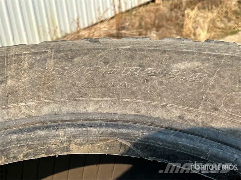  Quantity of (5) Tires الإطارات والعجلات والحافات