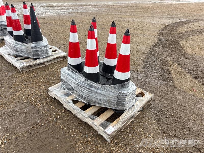Quantity of (50) 30 in Traffic Cones (Unused) Rohrverlegeraupen