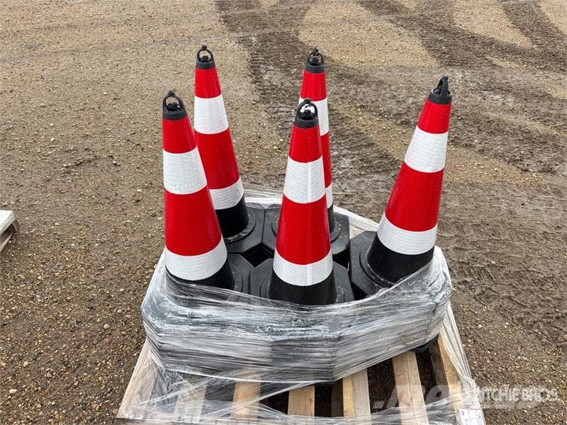 Quantity of (50) 30 in Traffic Cones (Unused) Rohrverlegeraupen