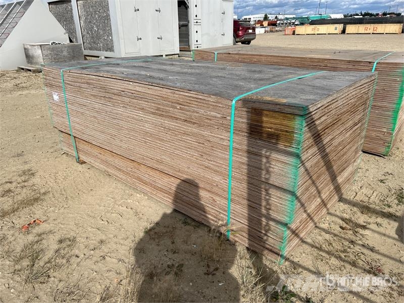 Quantity of (50) 4 ft x 8 ft x 5/8 in DFP Plywood Andre komponenter