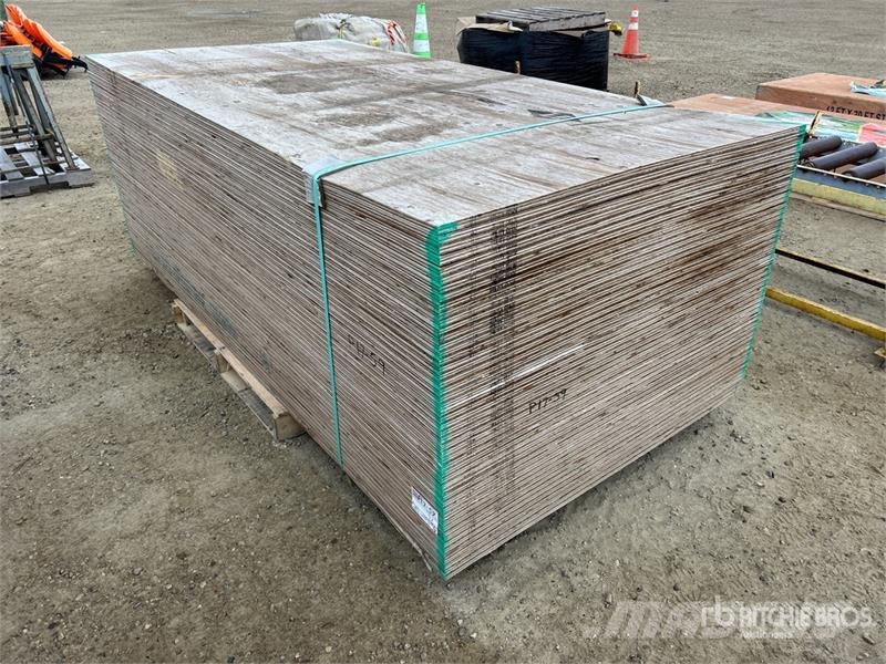 Quantity of (50) 4 ft x 8 ft 5/8 DFP Plywood (Unus Inne akcesoria
