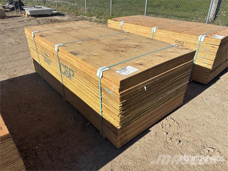  Quantity of (50) 5/8" 4x8 CSP/DFP No Stamp Plywood Andre komponenter