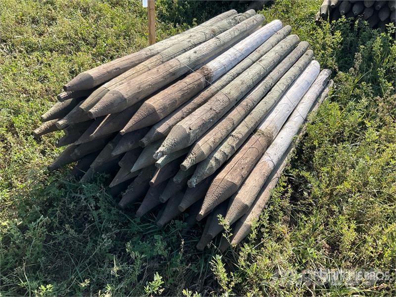  Quantity of (50) 6 ft Fence Posts ماكينات وملحقات مواش أخرى