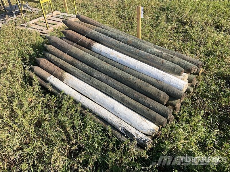  Quantity of (50) 6 ft Fence Posts ماكينات وملحقات مواش أخرى