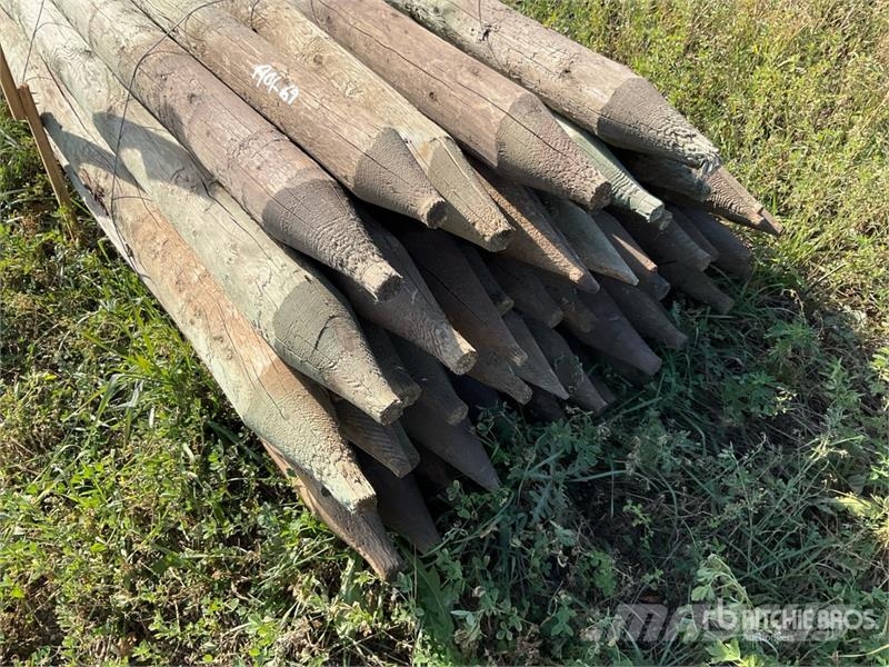  Quantity of (50) 6 ft Fence Posts ماكينات وملحقات مواش أخرى