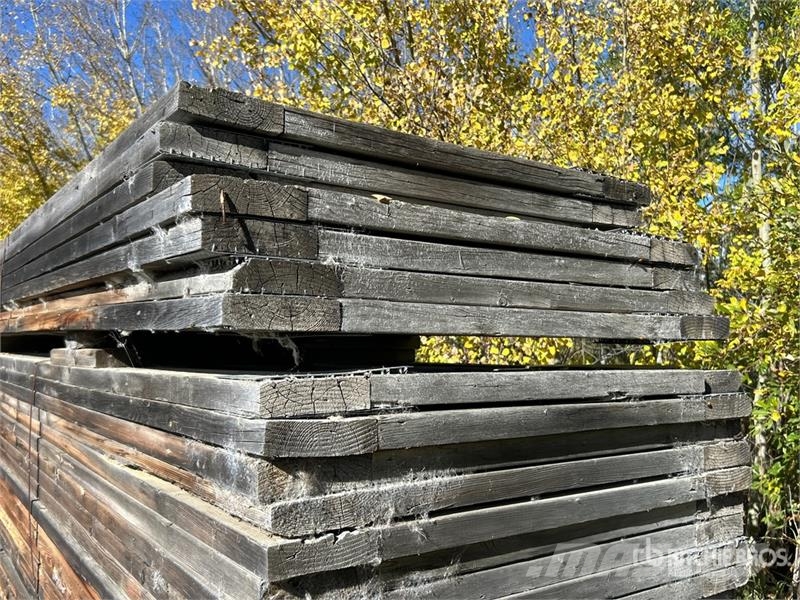 Quantity of (53) Weathered Wooden Rafters Andre komponenter