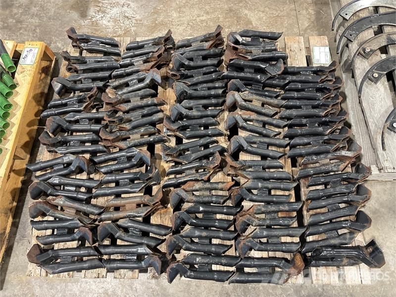 Quantity of (58) John Deere Conserva Pak Fertilize Andre komponenter