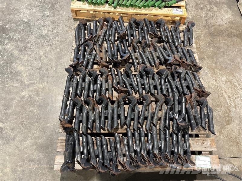 Quantity of (58) John Deere Conserva Pak Fertilize Andre komponenter