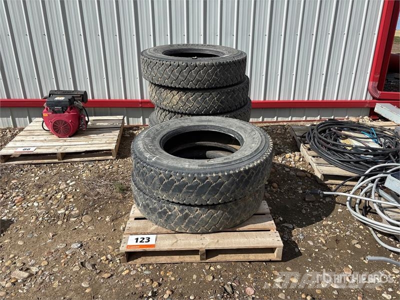 Quantity of (6) 11R24.5 Tires Gume, točkovi i felne