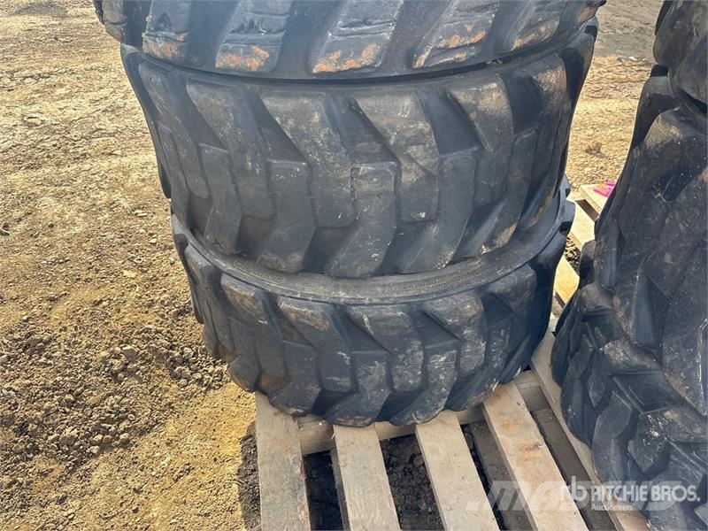 Quantity of (6) 12-16.5 Tires Gume, točkovi i felne