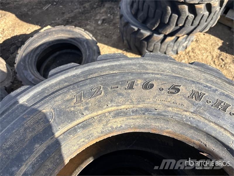 Quantity of (6) 12-16.5 Tires Gume, točkovi i felne
