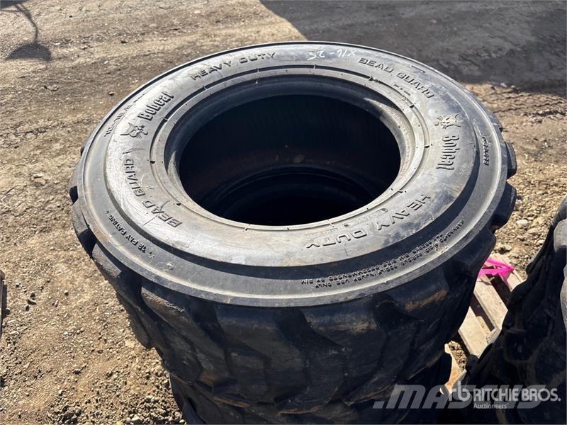 Quantity of (6) 12-16.5 Tires Gume, točkovi i felne