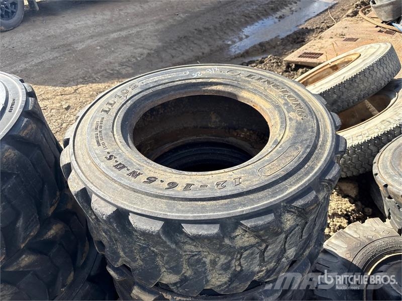 Quantity of (6) 12-16.5 Tires Gume, točkovi i felne