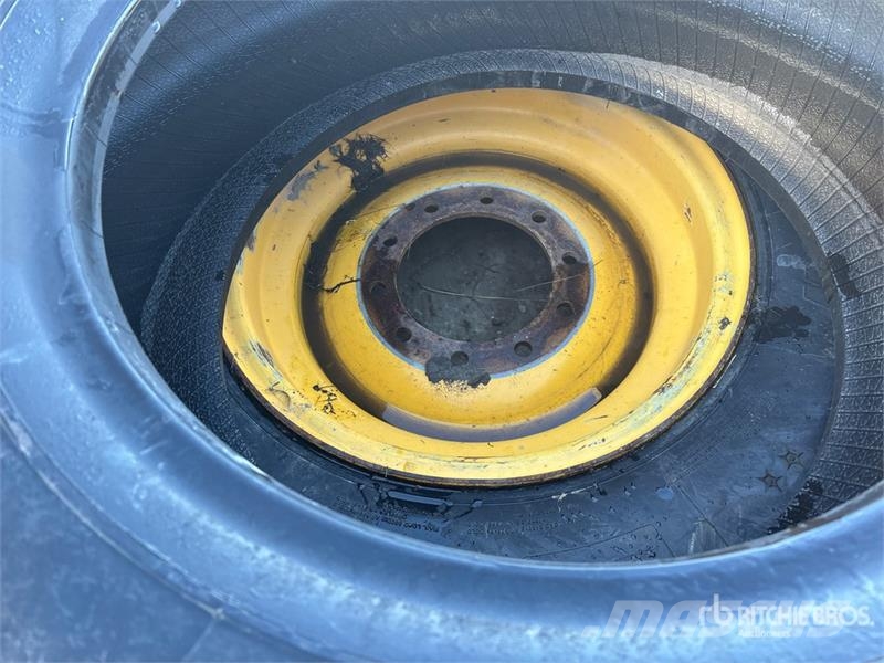 Quantity of (6) 17.5R25 Tires Gume, točkovi i felne