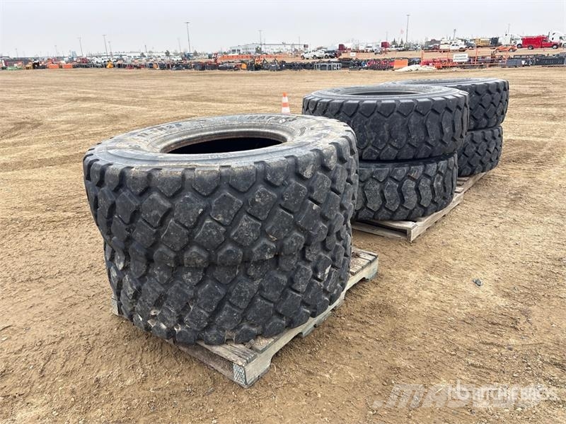  Quantity of (6) 17.5R25 Tires الإطارات والعجلات والحافات