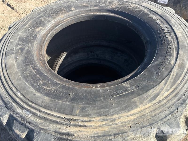 Quantity of (6) 17.5R25 Tires Gume, točkovi i felne