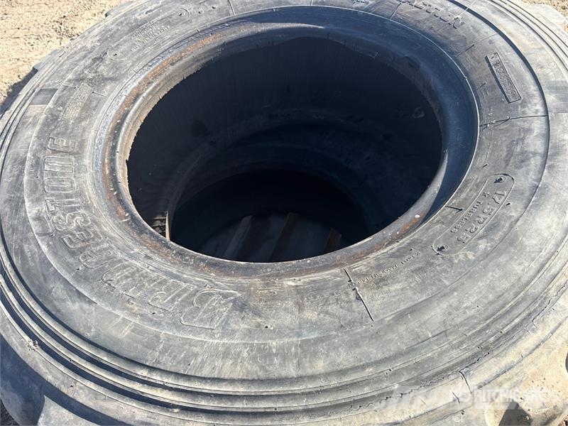 Quantity of (6) 17.5R25 Tires Gume, točkovi i felne