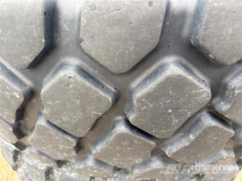 Quantity of (6) 17.5R25 Tires الإطارات والعجلات والحافات
