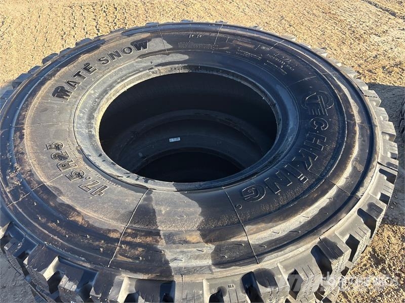 Quantity of (6) 17.5R25 Tires Gume, točkovi i felne