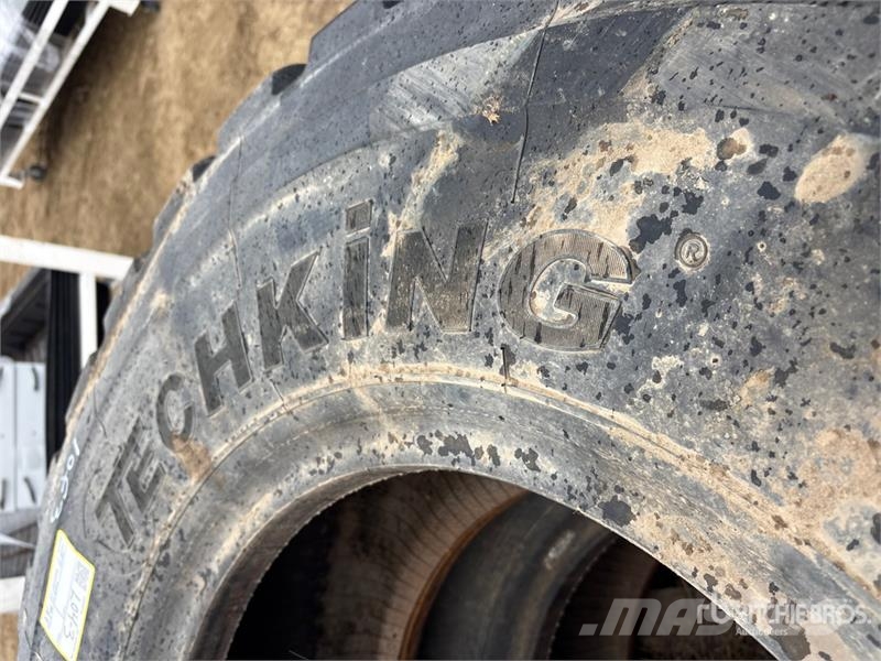  Quantity of (6) 17.5R25 Tires الإطارات والعجلات والحافات