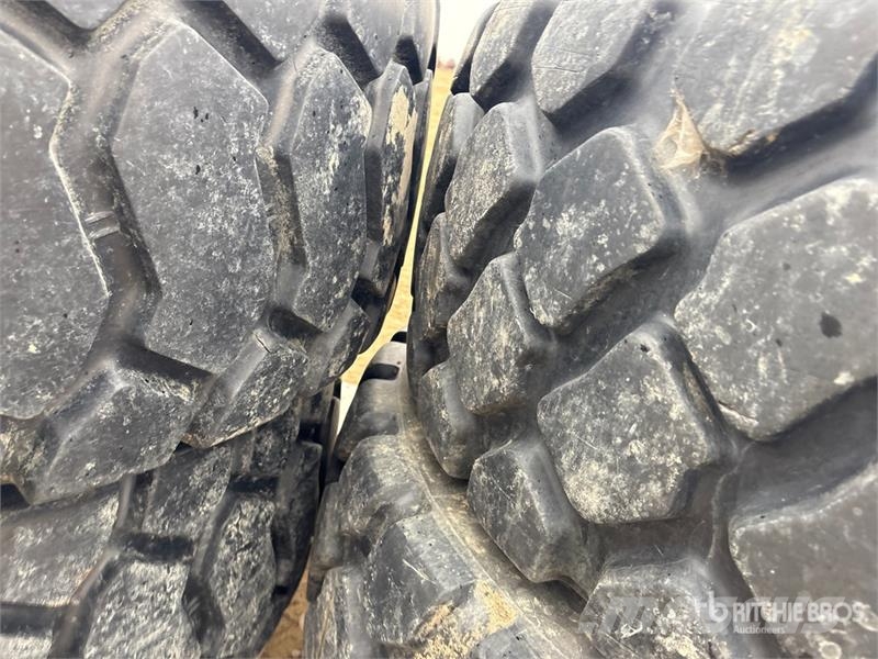  Quantity of (6) 17.5R25 Tires الإطارات والعجلات والحافات