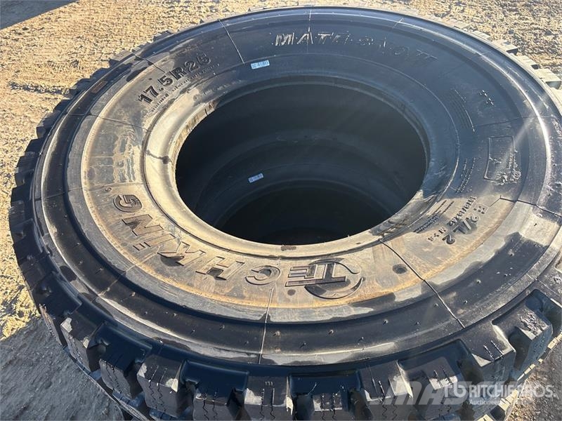 Quantity of (6) 17.5R25 Tires Gume, točkovi i felne