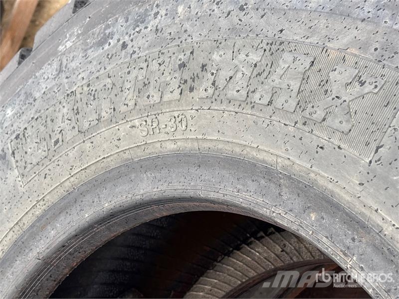  Quantity of (6) 17.5R25 Tires الإطارات والعجلات والحافات