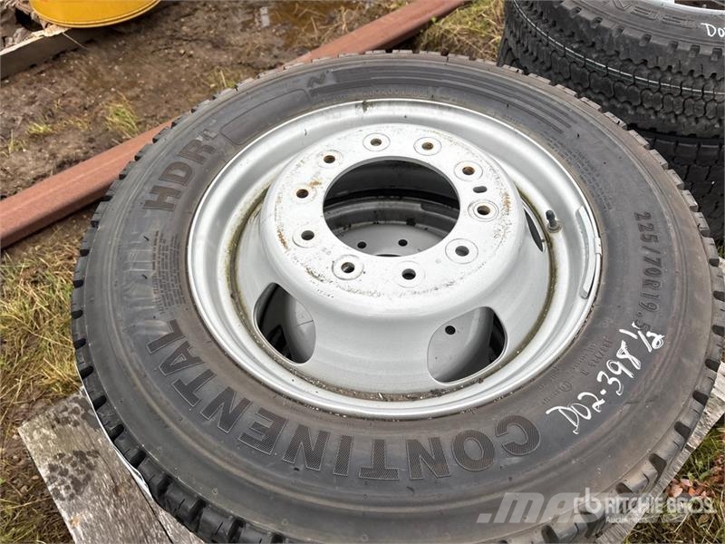 Quantity of (6) 225/70R19.5 Miscellaneous Tires Tyres, wheels and rims