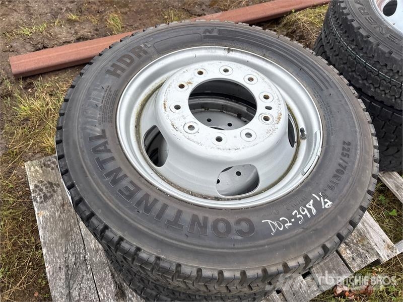 Quantity of (6) 225/70R19.5 Miscellaneous Tires Tyres, wheels and rims