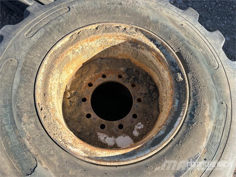Quantity of (6) 48x31.00-20 Floatation Rims & Tire Gume, točkovi i felne