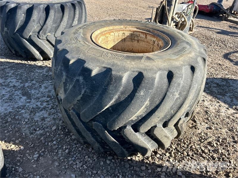 Quantity of (6) 48x31.00-20 Floatation Rims & Tire Gume, točkovi i felne