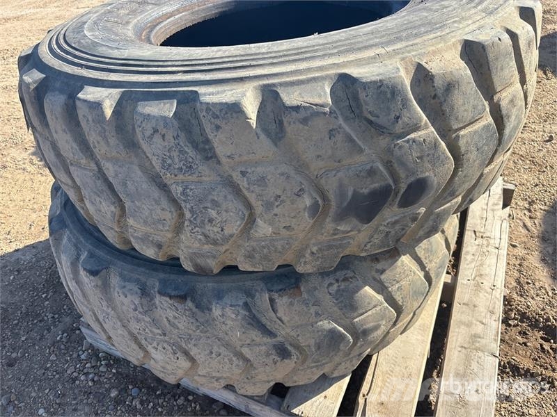 Quantity of (6) Bridgestone 17.5R25 Tires Padangos, ratai ir ratlankiai