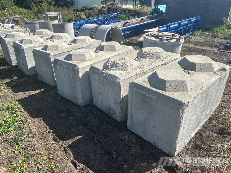 Quantity of (6) Heavy Duty Concrete Blocks Drugi deli