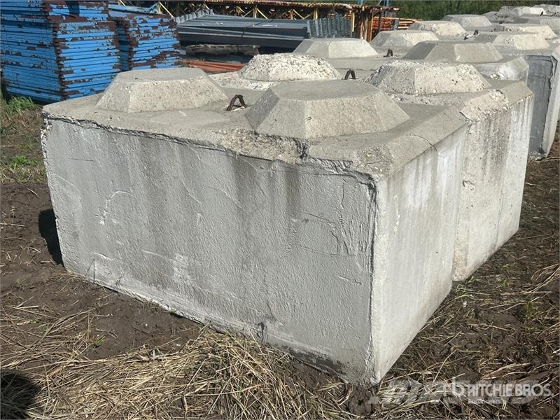 Quantity of (6) Heavy Duty Concrete Blocks Drugi deli