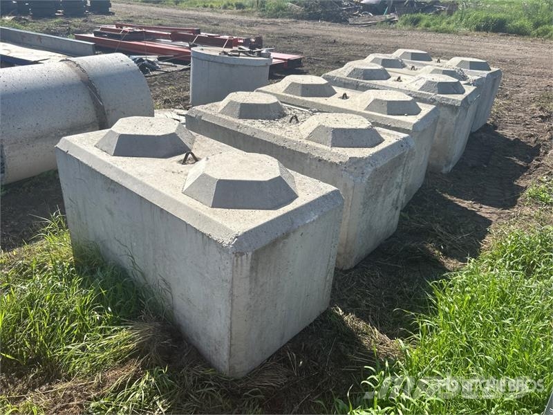 Quantity of (6) Heavy Duty Concrete Blocks Drugi deli