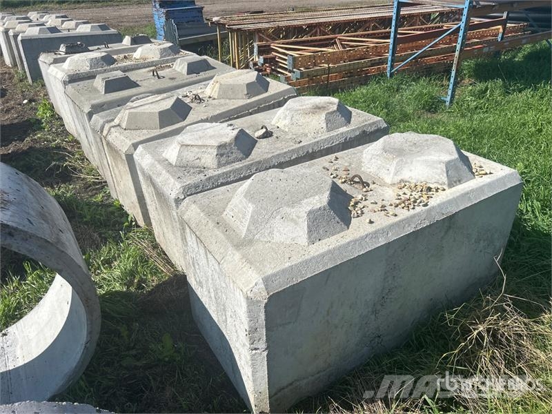 Quantity of (6) Heavy Duty Concrete Blocks Drugi deli