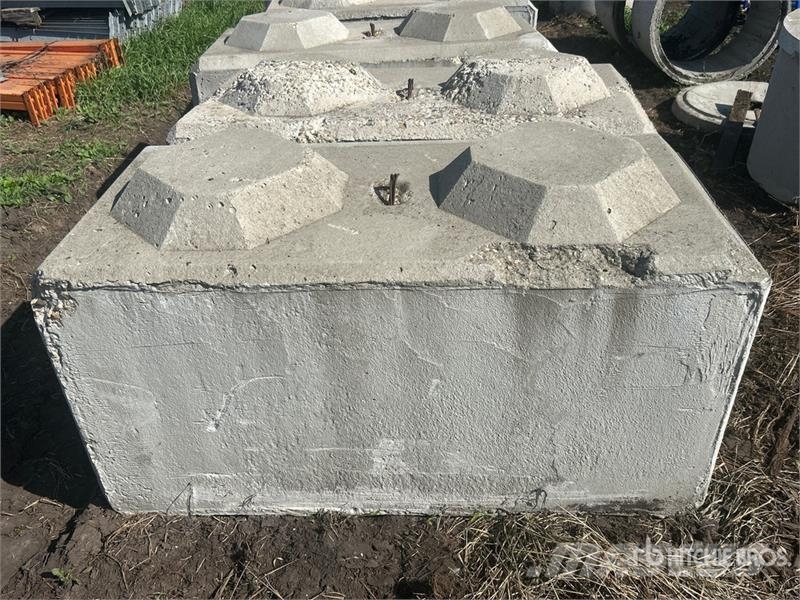 Quantity of (6) Heavy Duty Concrete Blocks Drugi deli