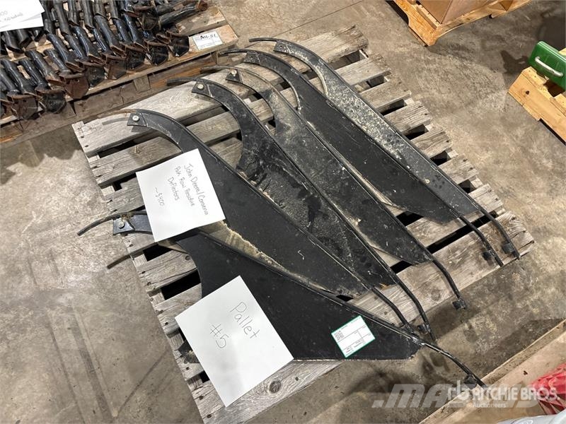 Quantity of (6) John Deere Conserva Pak Row Residu Andre komponenter