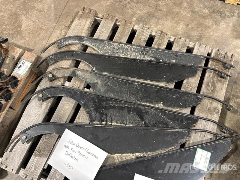 Quantity of (6) John Deere Conserva Pak Row Residu Andre komponenter