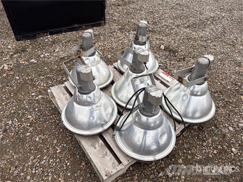  Quantity of (6) Lighting Fixtures Drugi deli